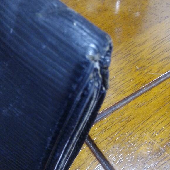 Louis Vuitton Epi Bifold Wallet with COA - Picture 2 of 11